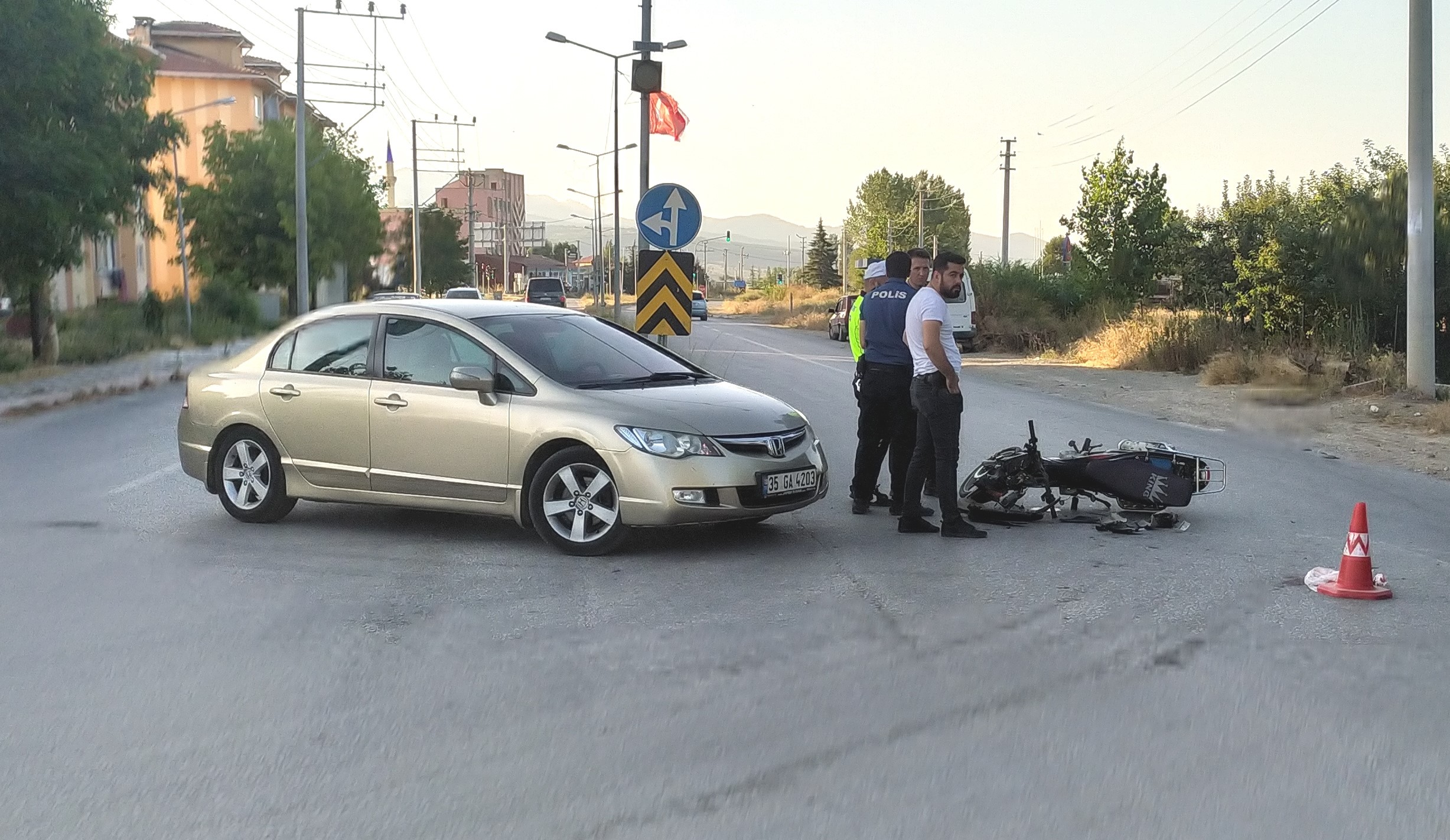 MOTOSİKLET OTOMOBİLE ÇARPTI: 1 YARALI