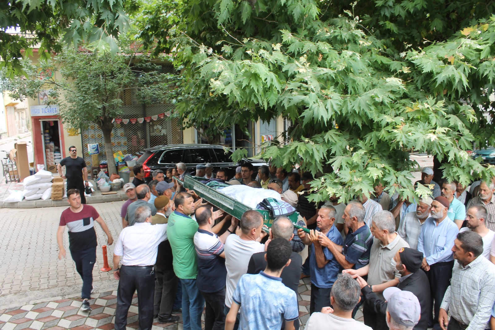 AFYON'DA TRAFİK KAZASINDA HAYATINI KAYBEDEN KADININ CENAZESİ TOPRAĞA VERİLDİ