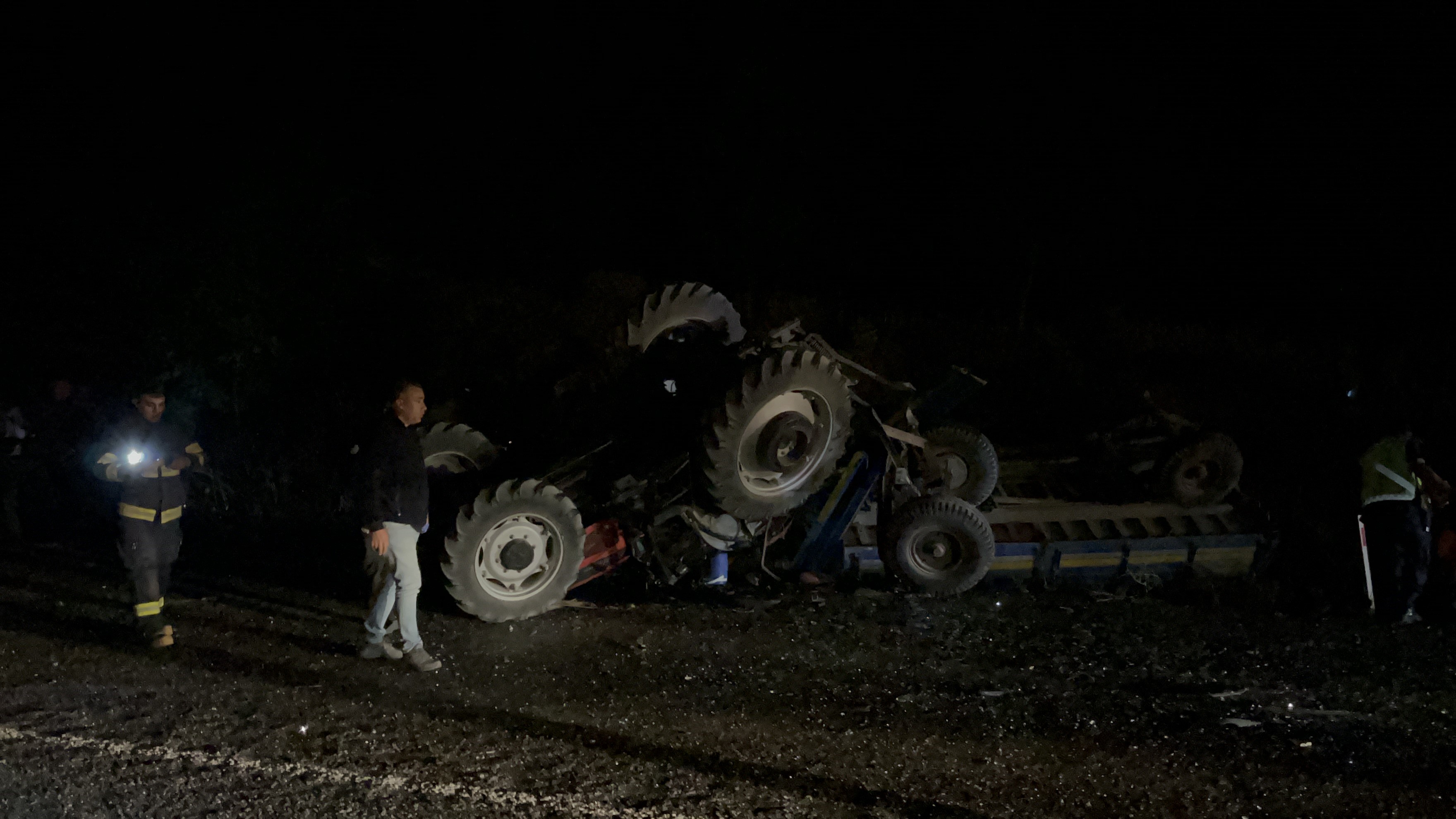 YOLCU OTOBÜSÜ TRAKTÖRE ÇARPTI