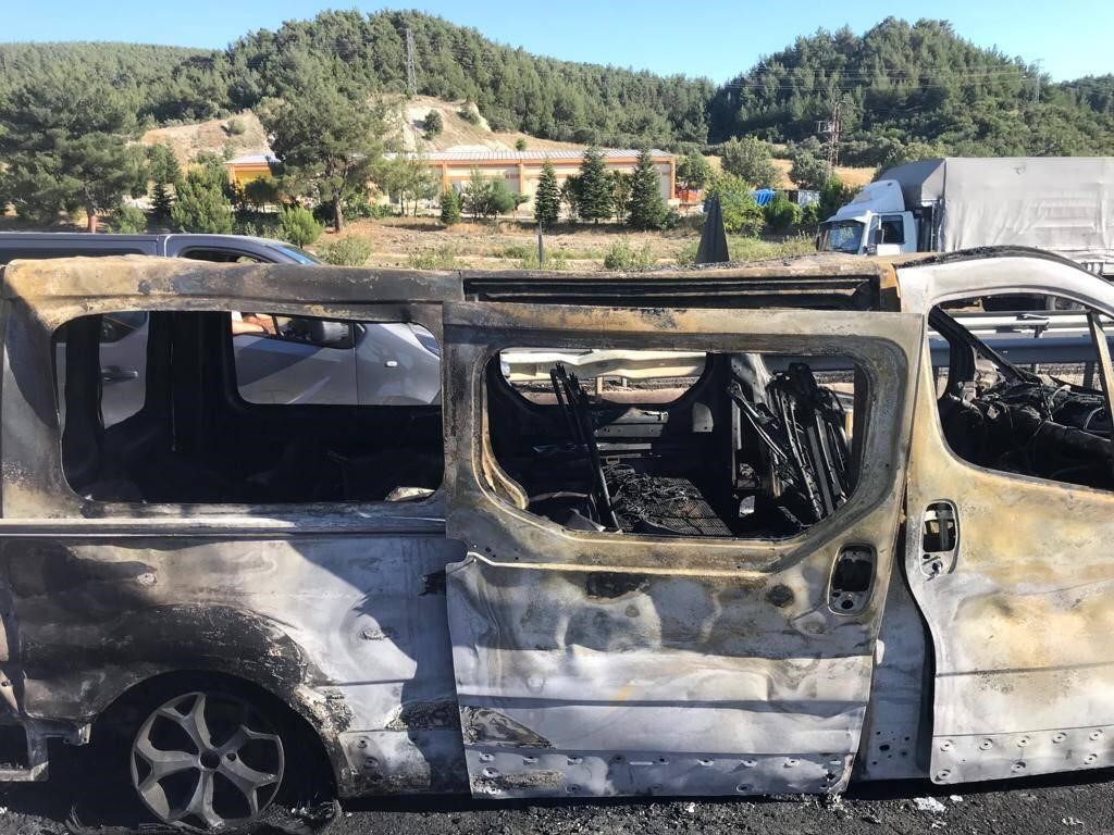 KAZA YAPAN ARAÇ ALEV ALEV YANDI