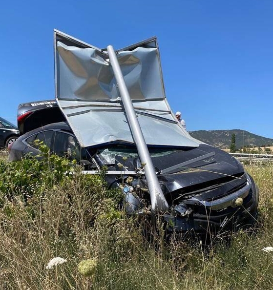 OTOMOBİL UYARI TABELASINA ÇARPTI