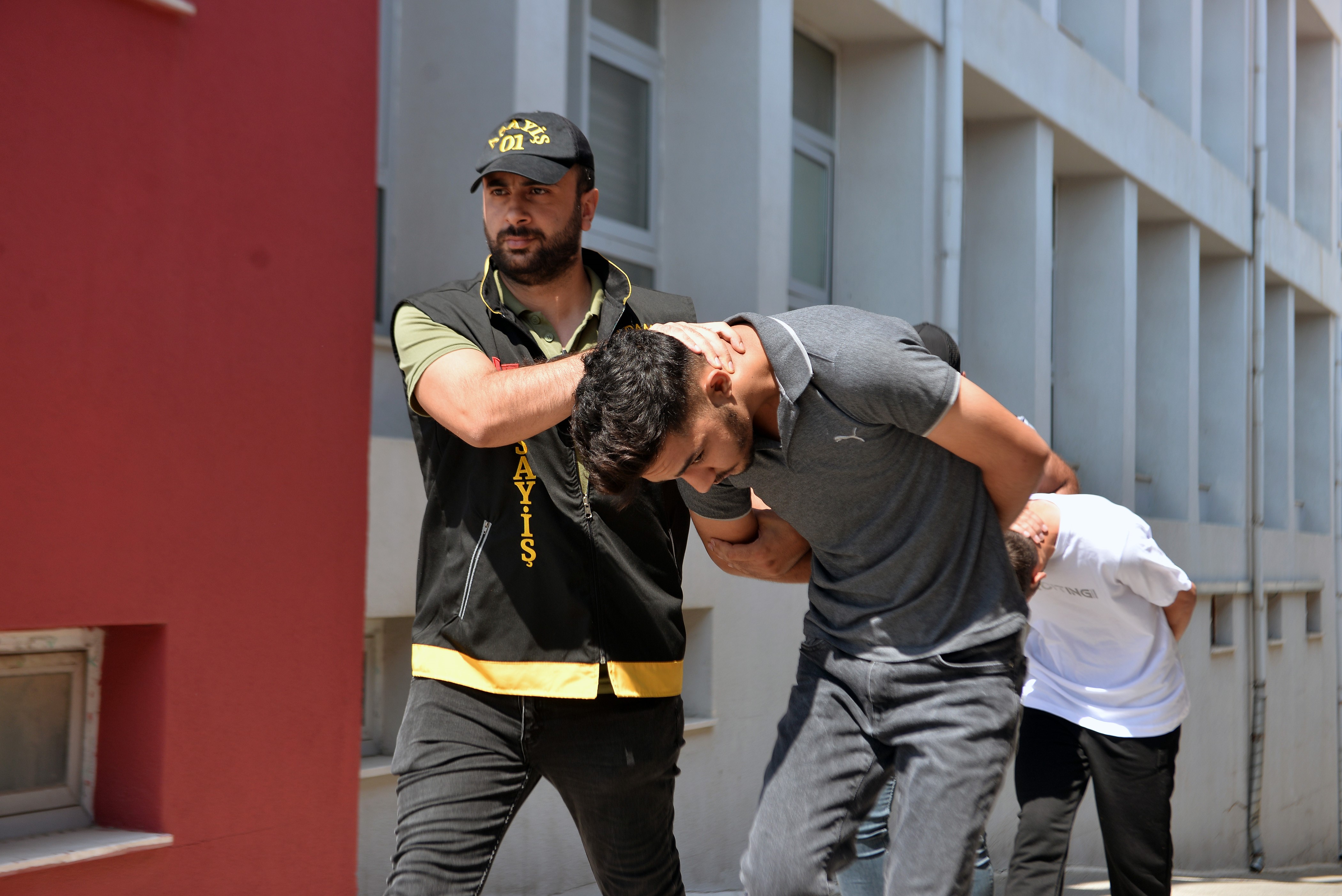 KİRALADIKLARI ARACI HABERSİZ ALAN ARKADAŞLARINI ÖLDÜRDÜLER