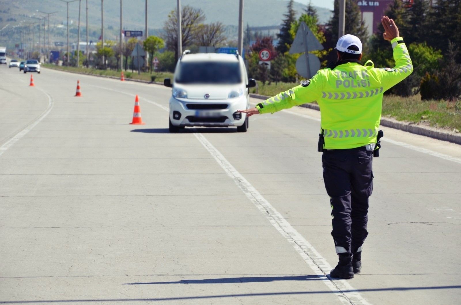 12 ARAÇ TRAFİKTEN MEN EDİLDİ