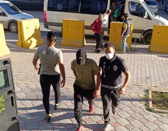 34 DÜZENSİZ GÖÇMEN YAKALANDI