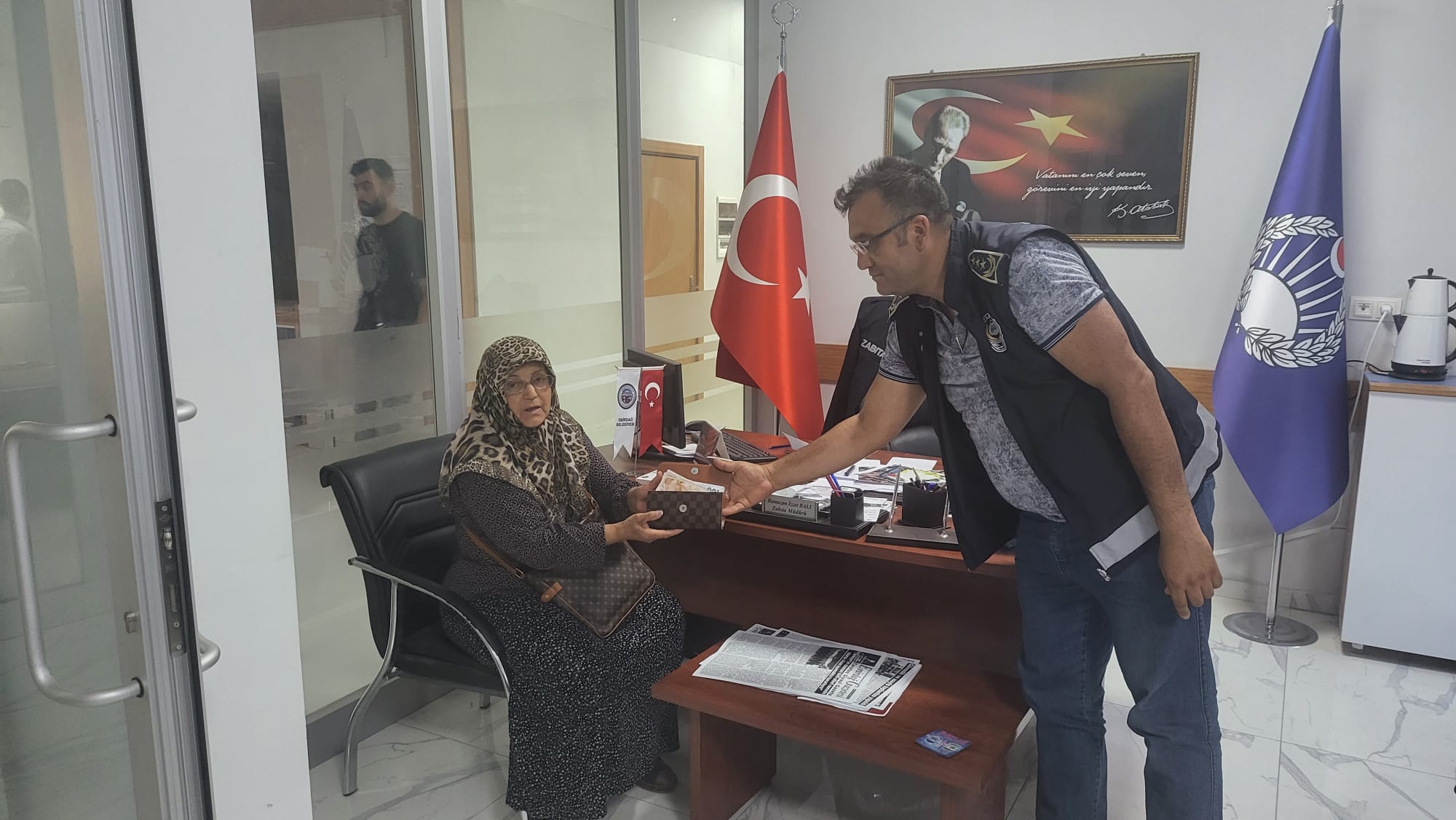 EMİRDAĞ ZABITASI KAYIP CÜZDANI SAHİBİNE ULAŞTIRDI