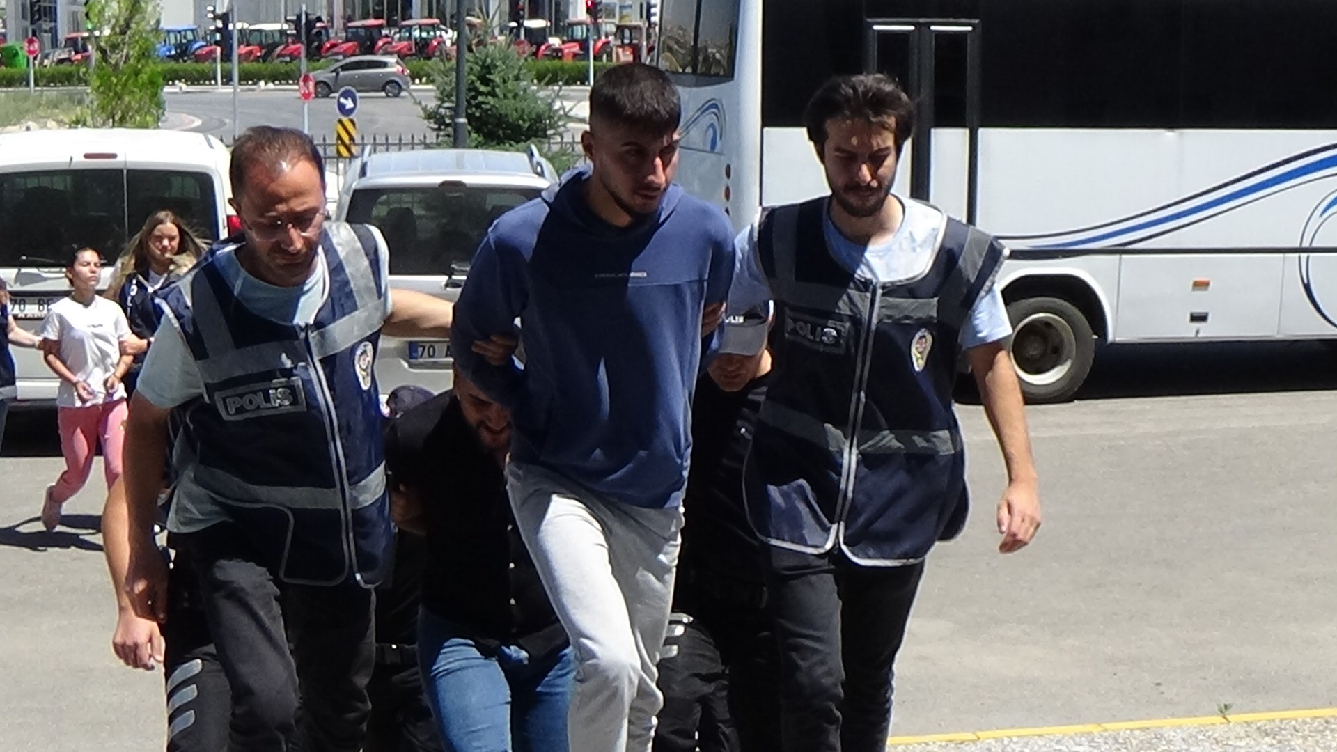 KURTULMAK İSTEDİĞİ KOCASINI SEVGİLİSİNE ÖLDÜRTTÜ