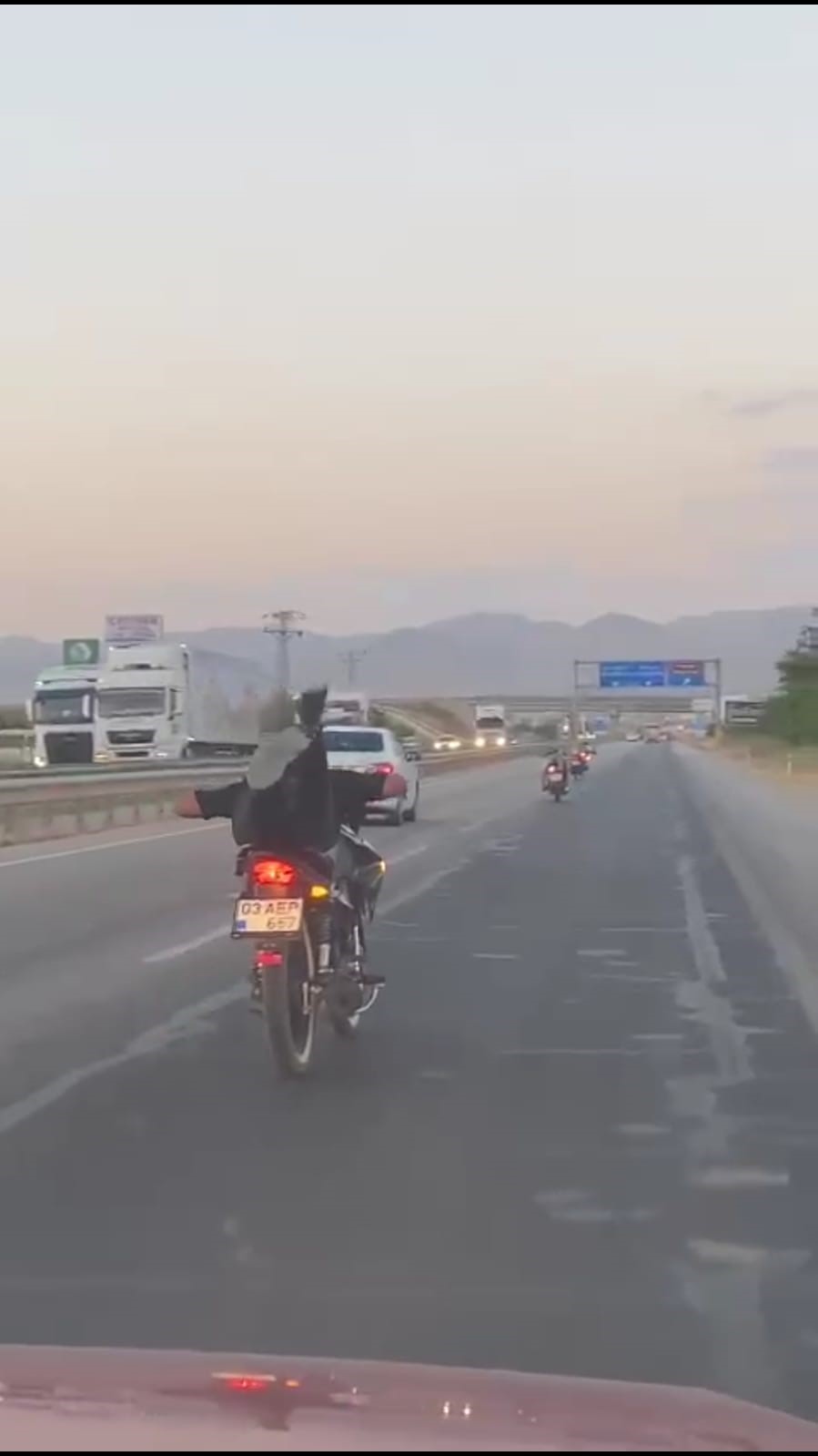 MOTOSİKLETLİ GENÇLERİN ÖLÜMÜ HİÇE SAYDIĞI ANLAR BÖYLE GÖRÜNTÜLENDİ