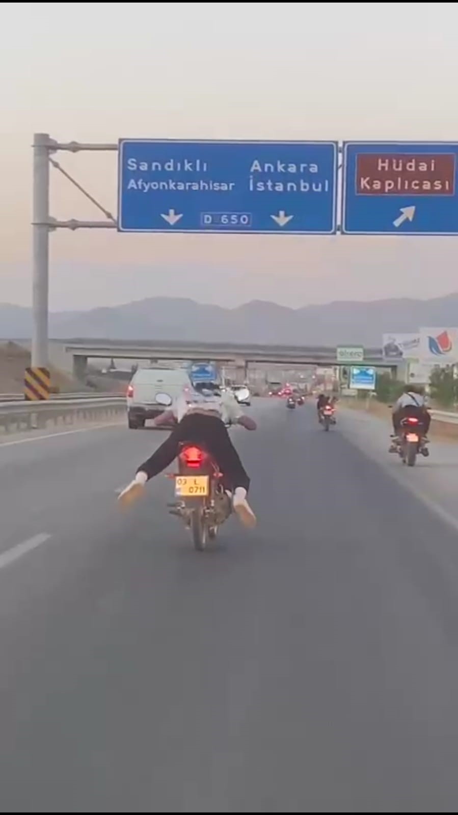 MOTOSİKLETLİ GENÇLERİN ÖLÜMÜ HİÇE SAYDIĞI ANLAR BÖYLE GÖRÜNTÜLENDİ