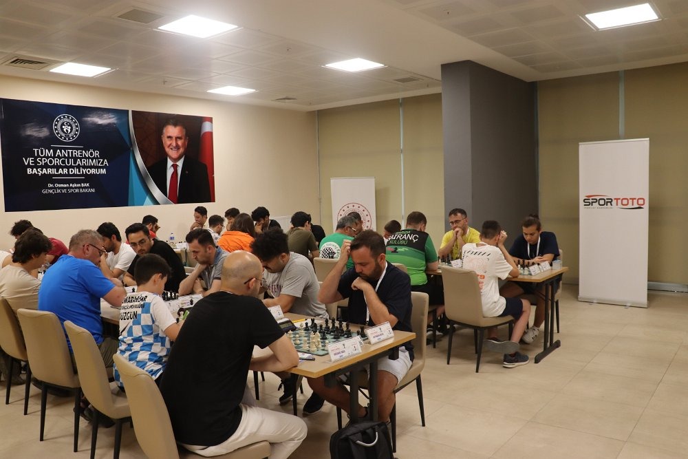 HAMLELERİ KÜRSÜ İÇİN YETMEDİ