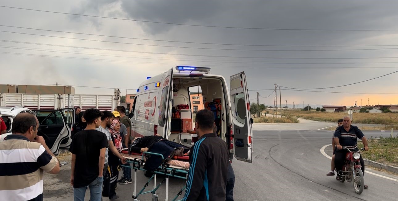 OTOMOBİL İLE TIR ÇARPIŞTI