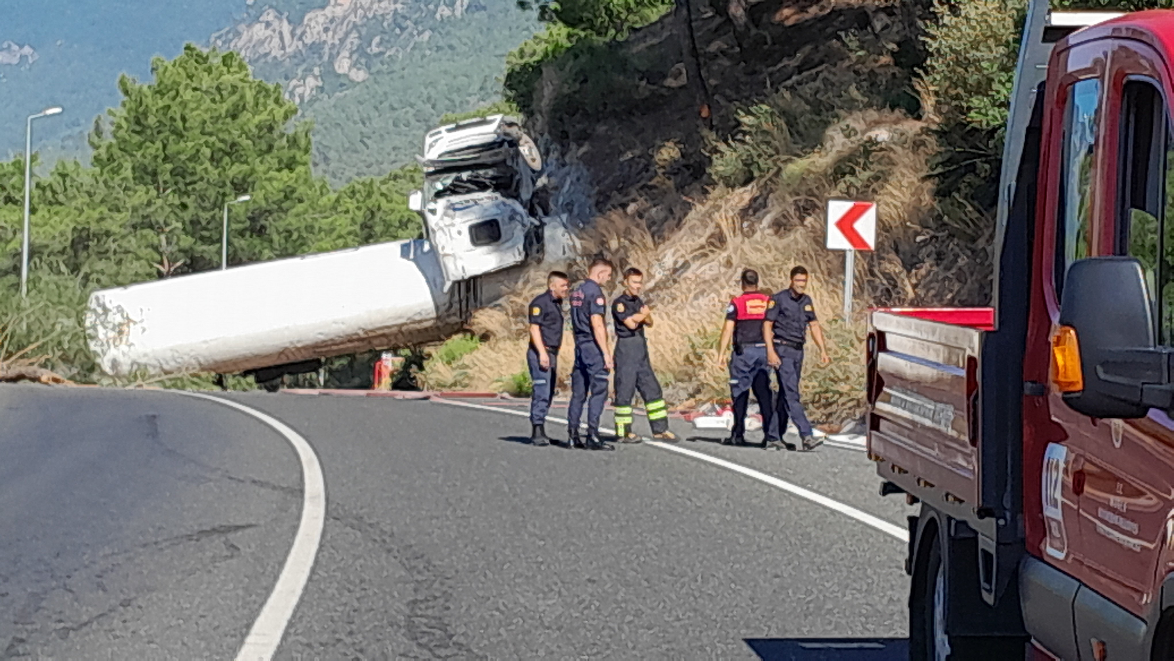 DOĞALGAZ YÜKLÜ TANKER UÇURUMA YUVARLANDI