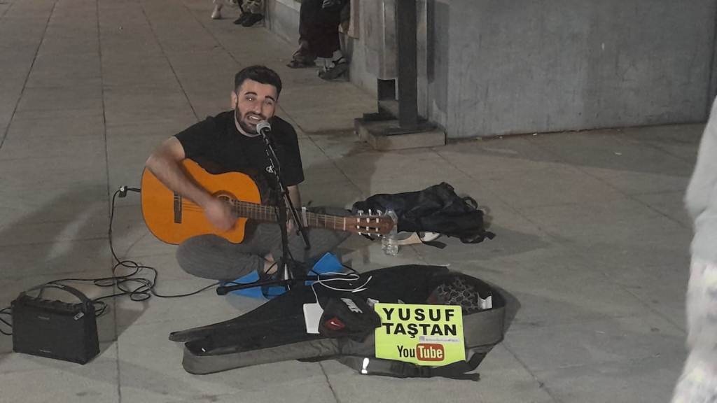 "MÜZİĞİMİ TÜM İNSANLARA DUYURMAK İSTİYORUM"