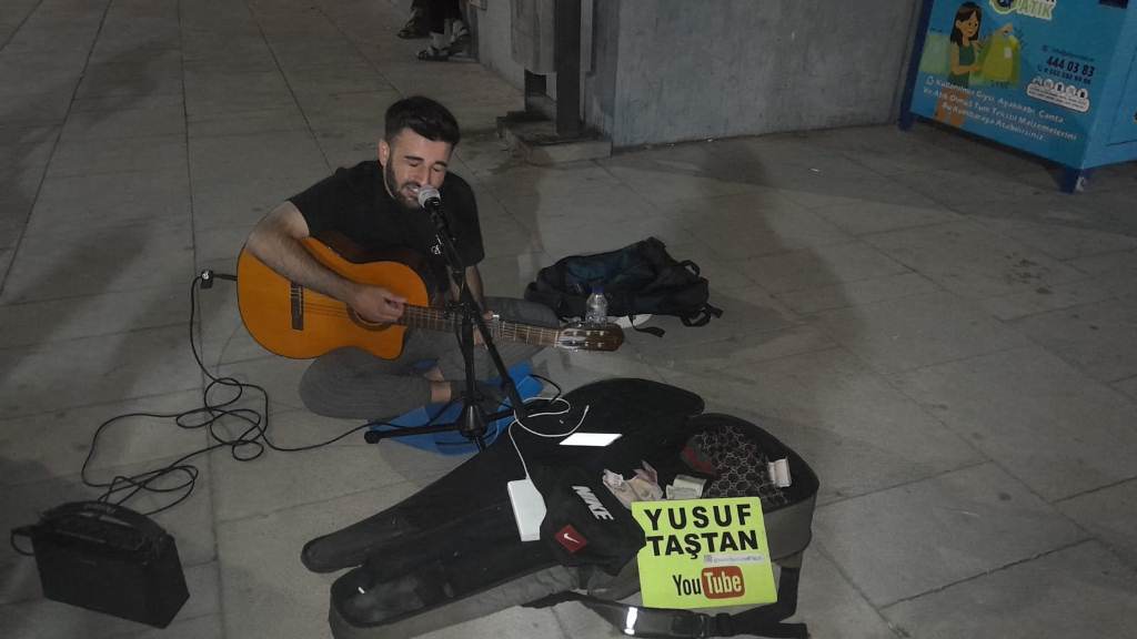 "MÜZİĞİMİ TÜM İNSANLARA DUYURMAK İSTİYORUM"