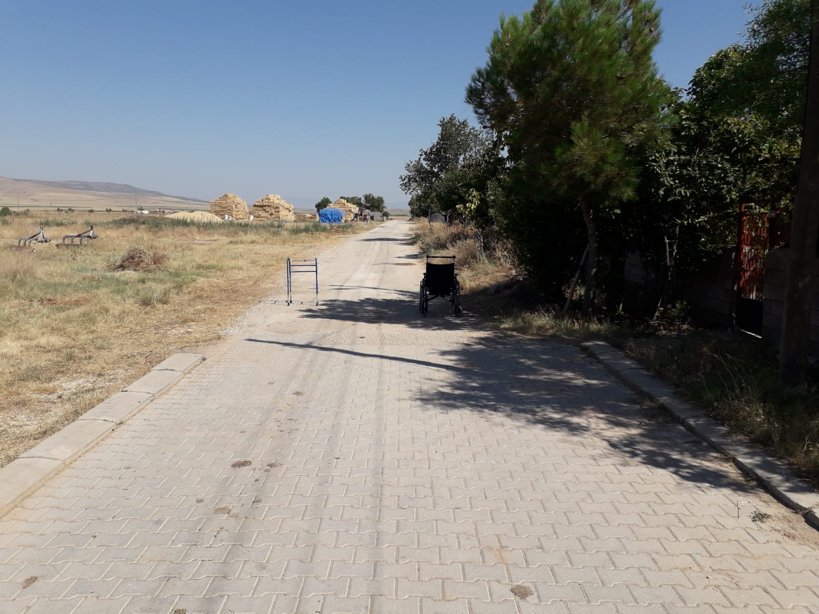 ENGELLİ VATANDAŞI ÇİLEDEN ÇIKARTAN YOL