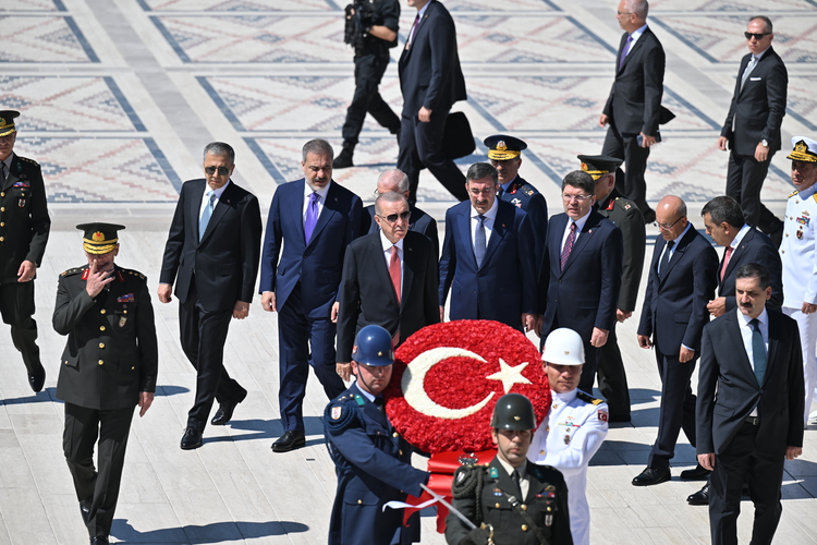 YAŞ ÜYELERİ ANITKABİR'İ ZİYARET ETTİ