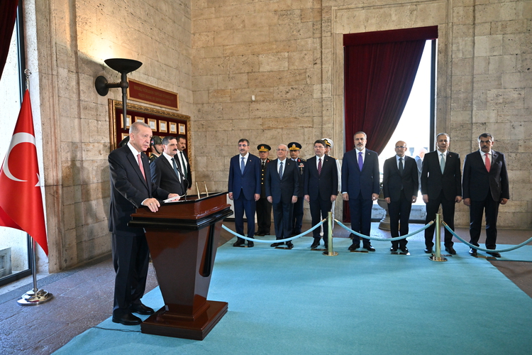 YAŞ ÜYELERİ ANITKABİR'İ ZİYARET ETTİ
