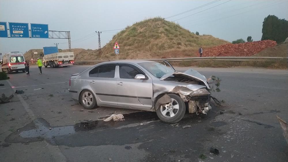 KONTROLDEN ÇIKAN OTOMOBİL BARİYERLERE ÇARPTI