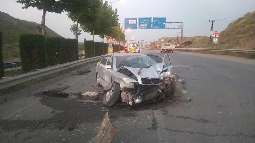 KONTROLDEN ÇIKAN OTOMOBİL BARİYERLERE ÇARPTI