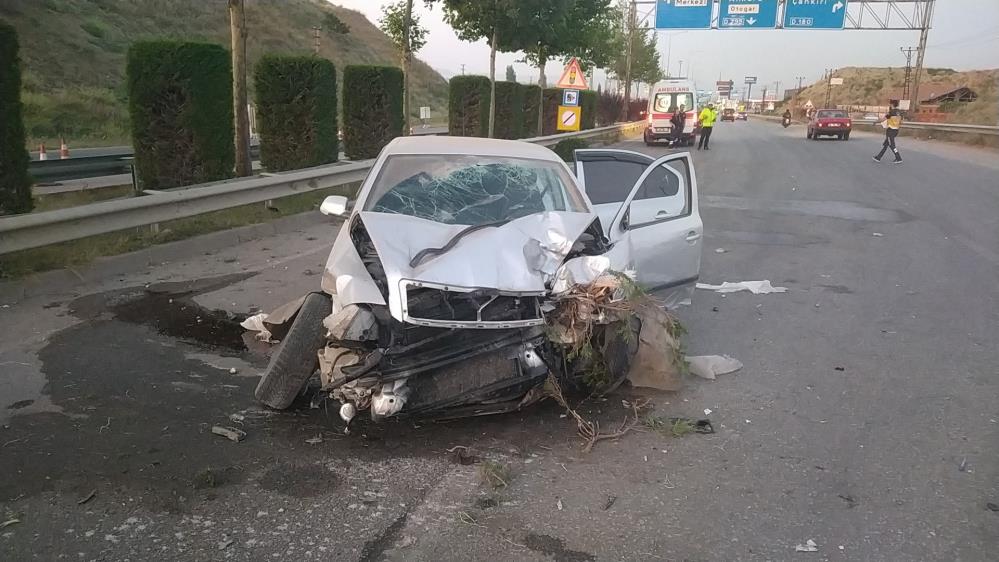 KONTROLDEN ÇIKAN OTOMOBİL BARİYERLERE ÇARPTI