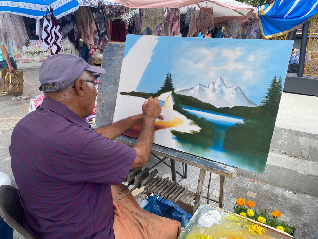 EMİRDAĞ’DAN DÜNYAYI ÇİZİYOR