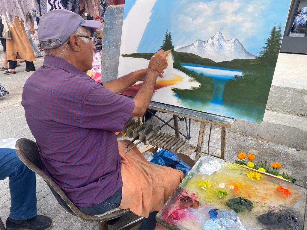 EMİRDAĞ’DAN DÜNYAYI ÇİZİYOR