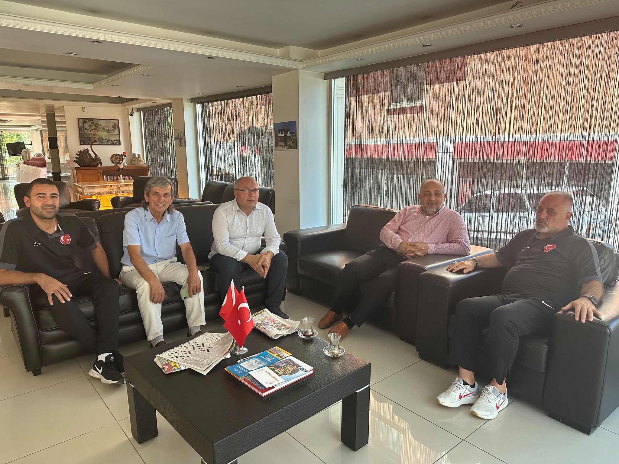 KASAPOĞLU, MİLLİ TAKIMI ZİYARET ETTİ