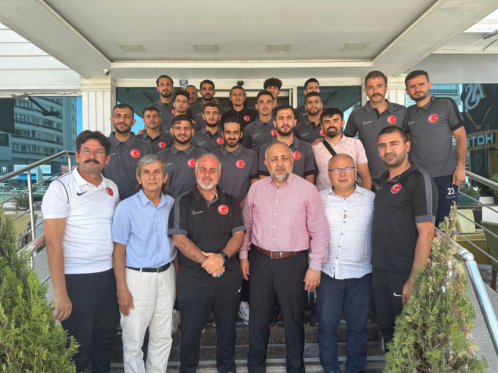 KASAPOĞLU, MİLLİ TAKIMI ZİYARET ETTİ
