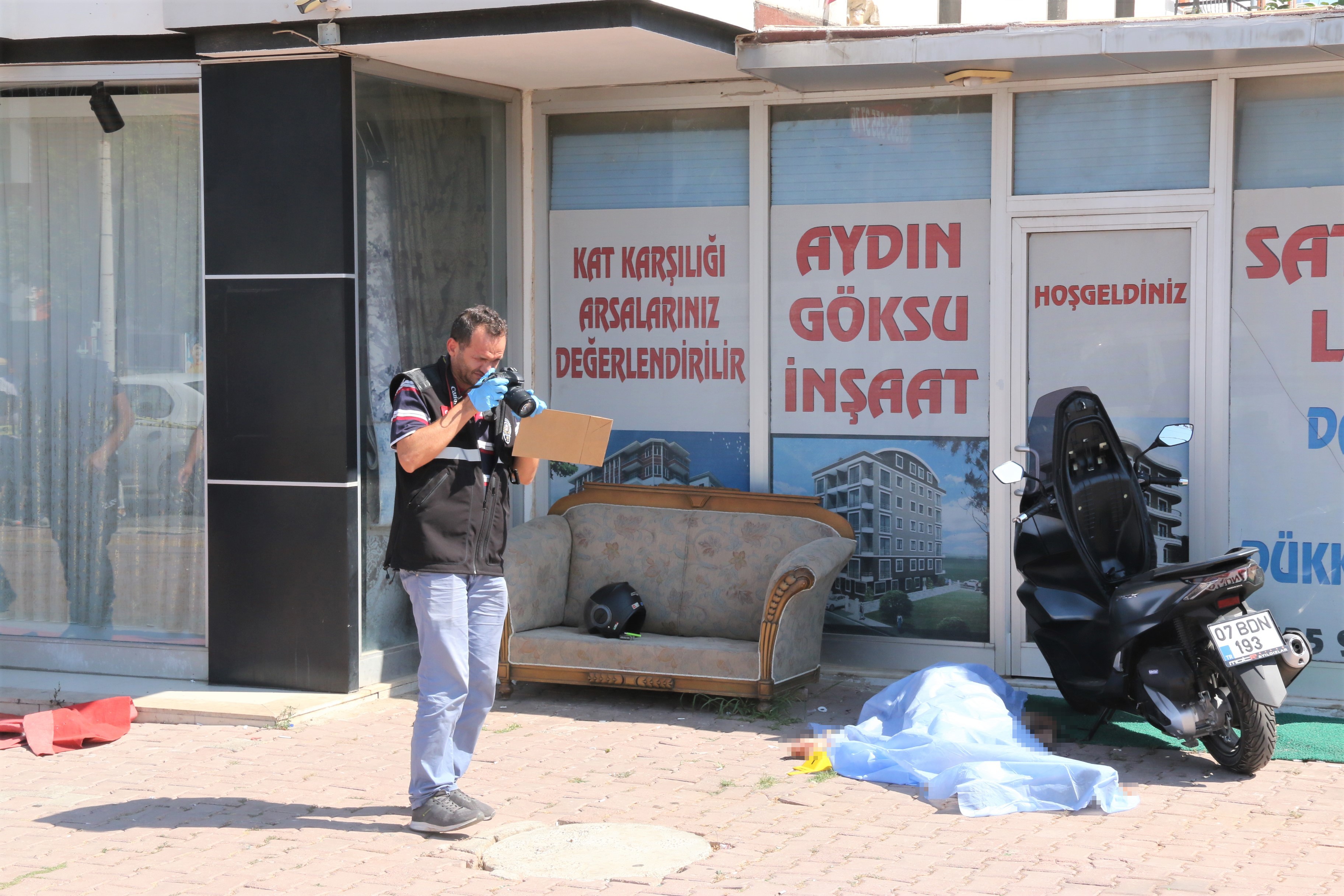 YERDE YATAN BABASINA KOŞARAK FERYAT ETTİ