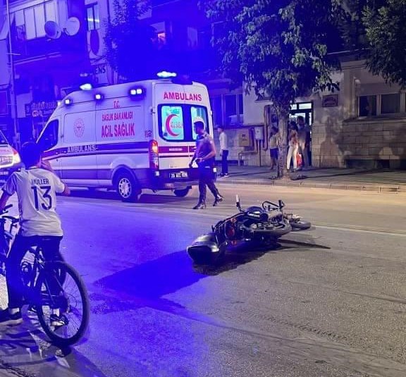 İKİ MOTOSİKLET KAFA KAFAYA ÇARPIŞTI