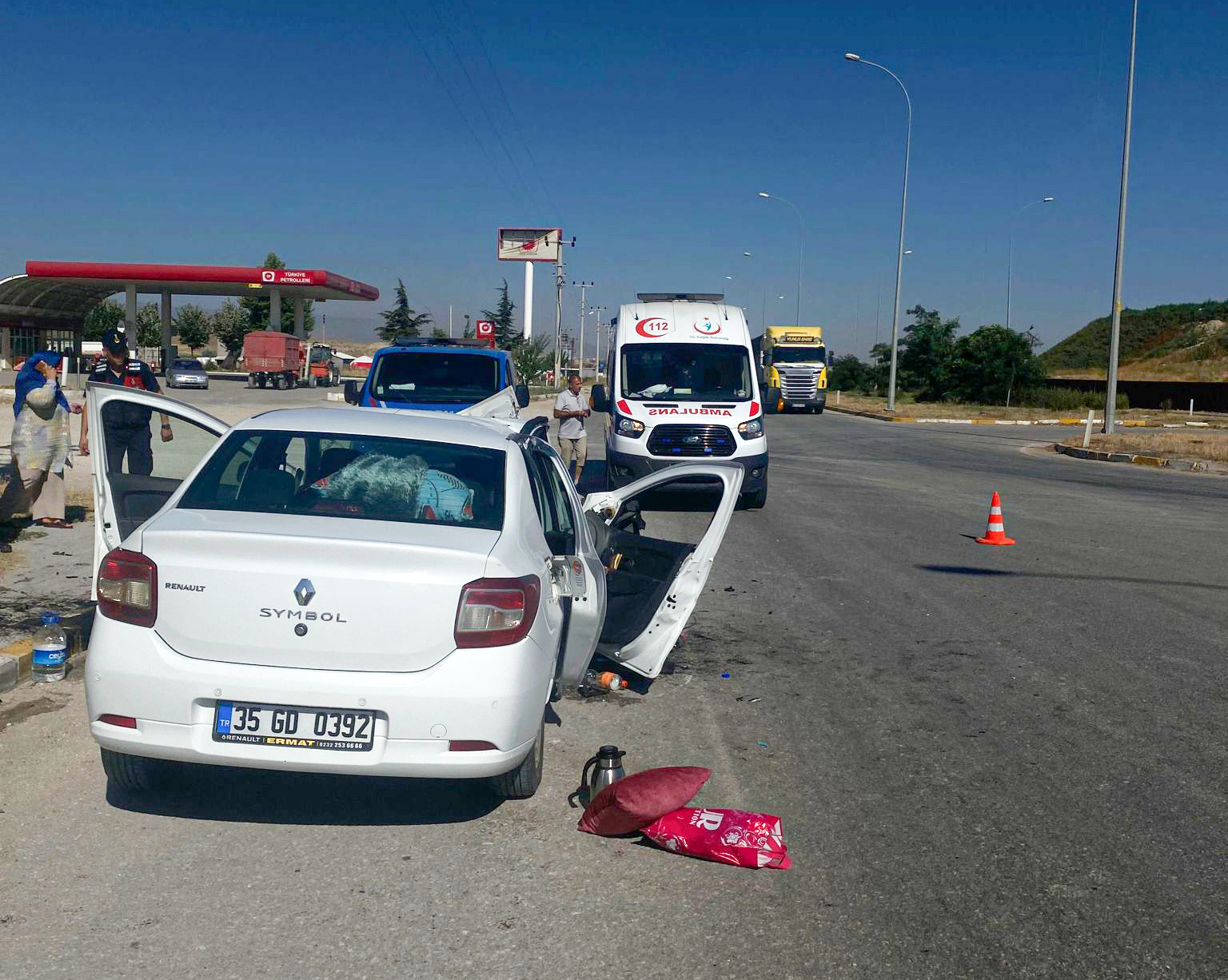 OTOMOBİL BETON DİREĞE ÇARPTI