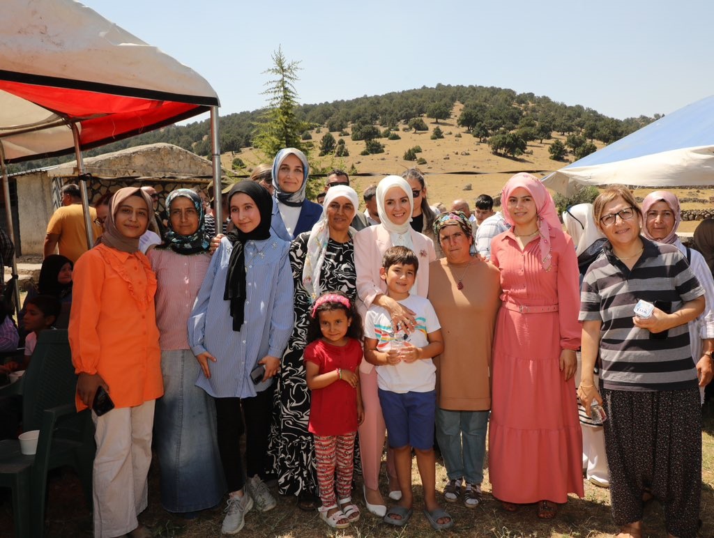 BAKAN GÖKTAŞ, BABA OCAĞI TEZKÖY'DE