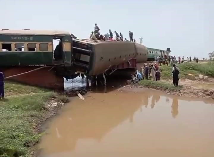 TREN RAYDAN ÇIKTI, 22 KİŞİ ÖLDÜ!