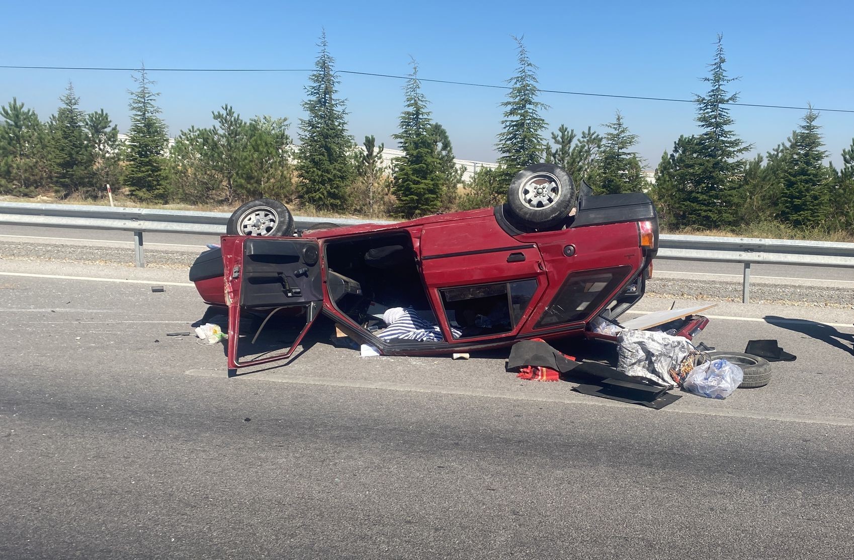 BARİYERLERE ÇARPARAK TAKLALAR ATTI