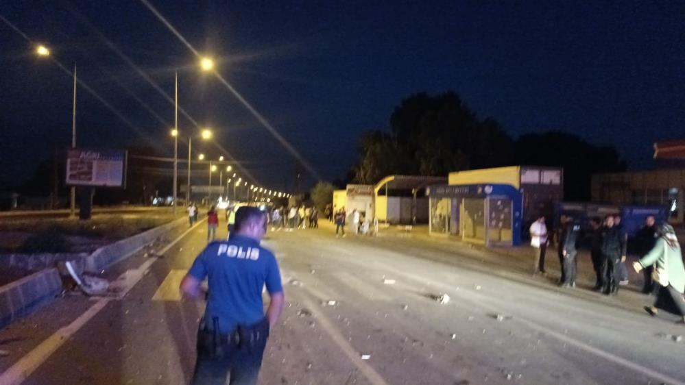 İKİ ARAÇ ÇARPIŞTI: 1 ÖLÜ, 16 YARALI