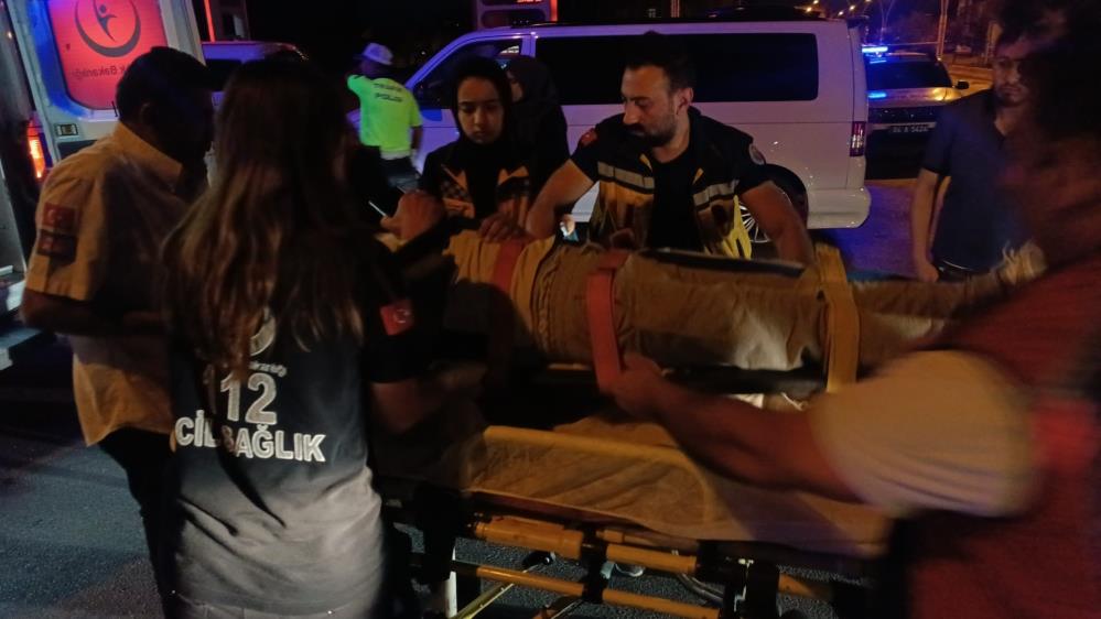 İKİ ARAÇ ÇARPIŞTI: 1 ÖLÜ, 16 YARALI