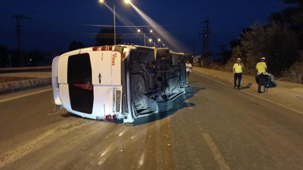 İKİ ARAÇ ÇARPIŞTI: 1 ÖLÜ, 16 YARALI
