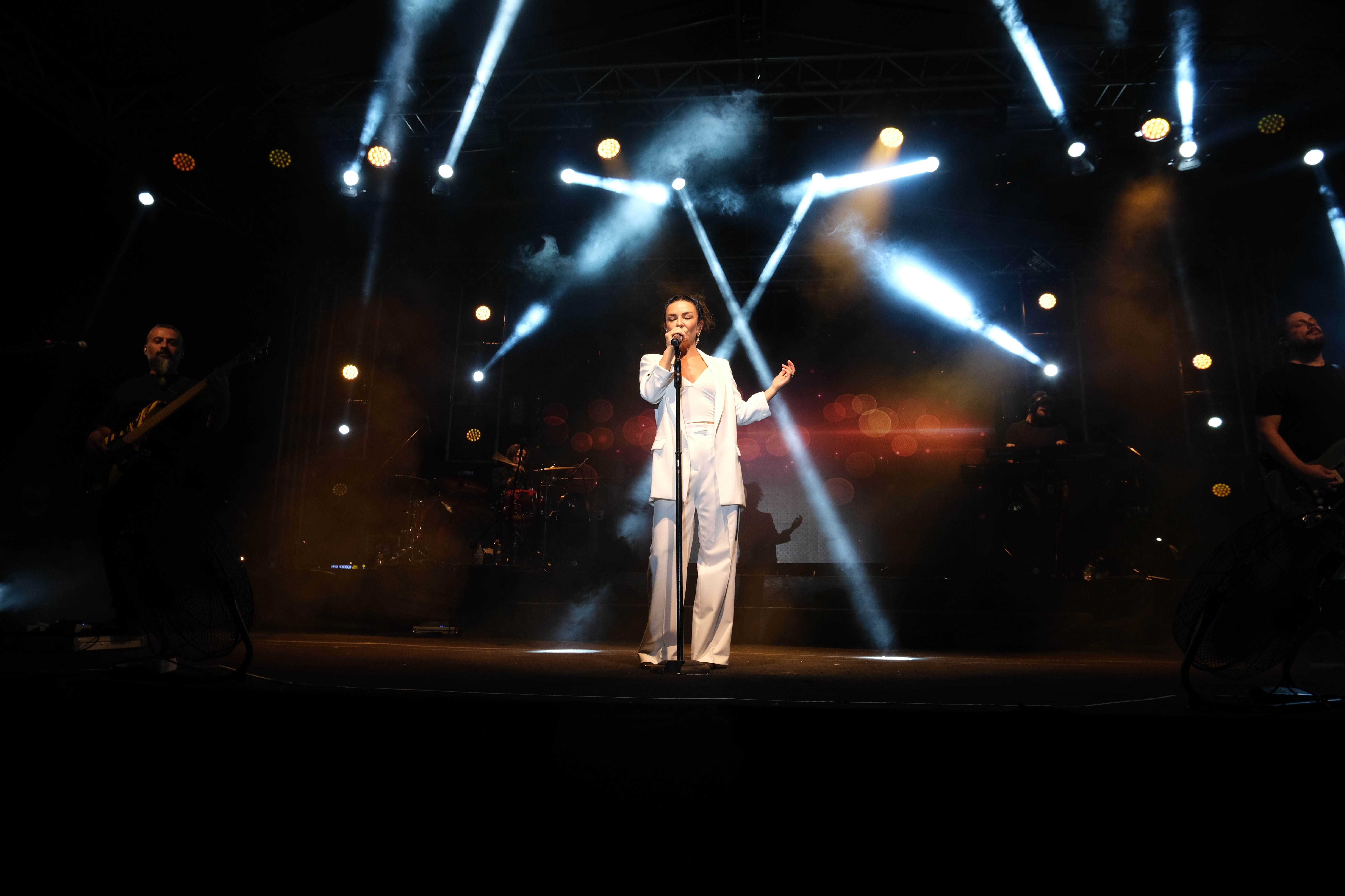 FESTİVALİN SON GÜNÜNDE ÜNLÜ ŞARKICI SAHNE ALDI