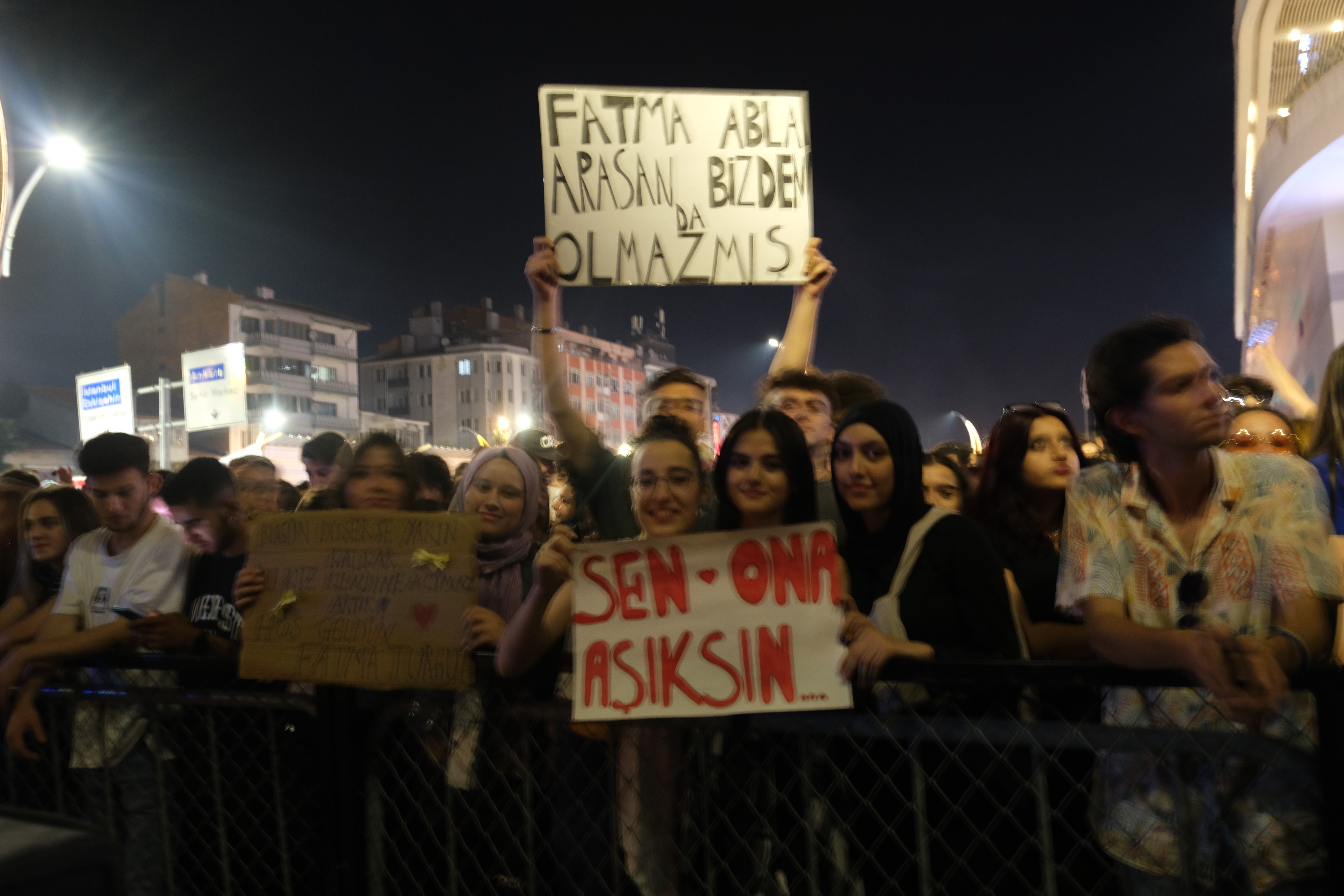 FESTİVALİN SON GÜNÜNDE ÜNLÜ ŞARKICI SAHNE ALDI