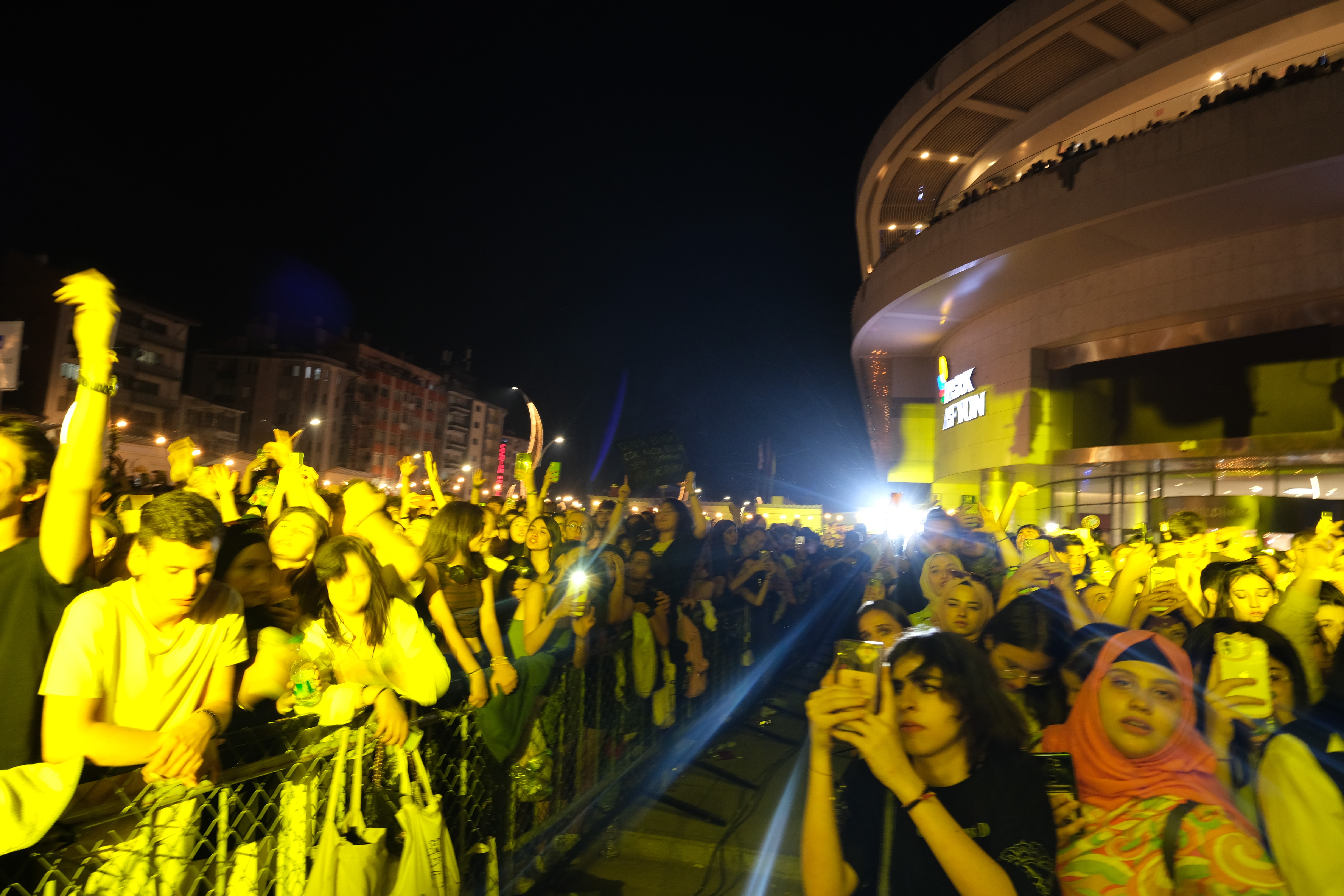 FESTİVALİN SON GÜNÜNDE ÜNLÜ ŞARKICI SAHNE ALDI