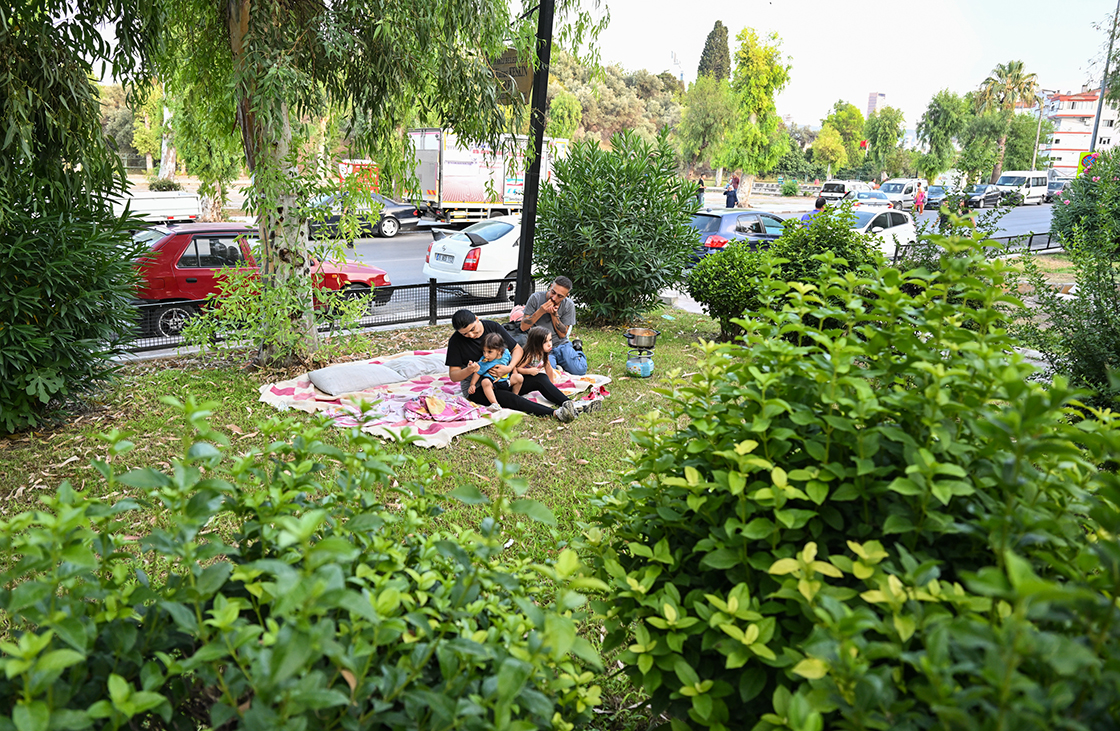 KİRAYI ÖDEYEMEYEN AİLE PARKTA YAŞIYOR
