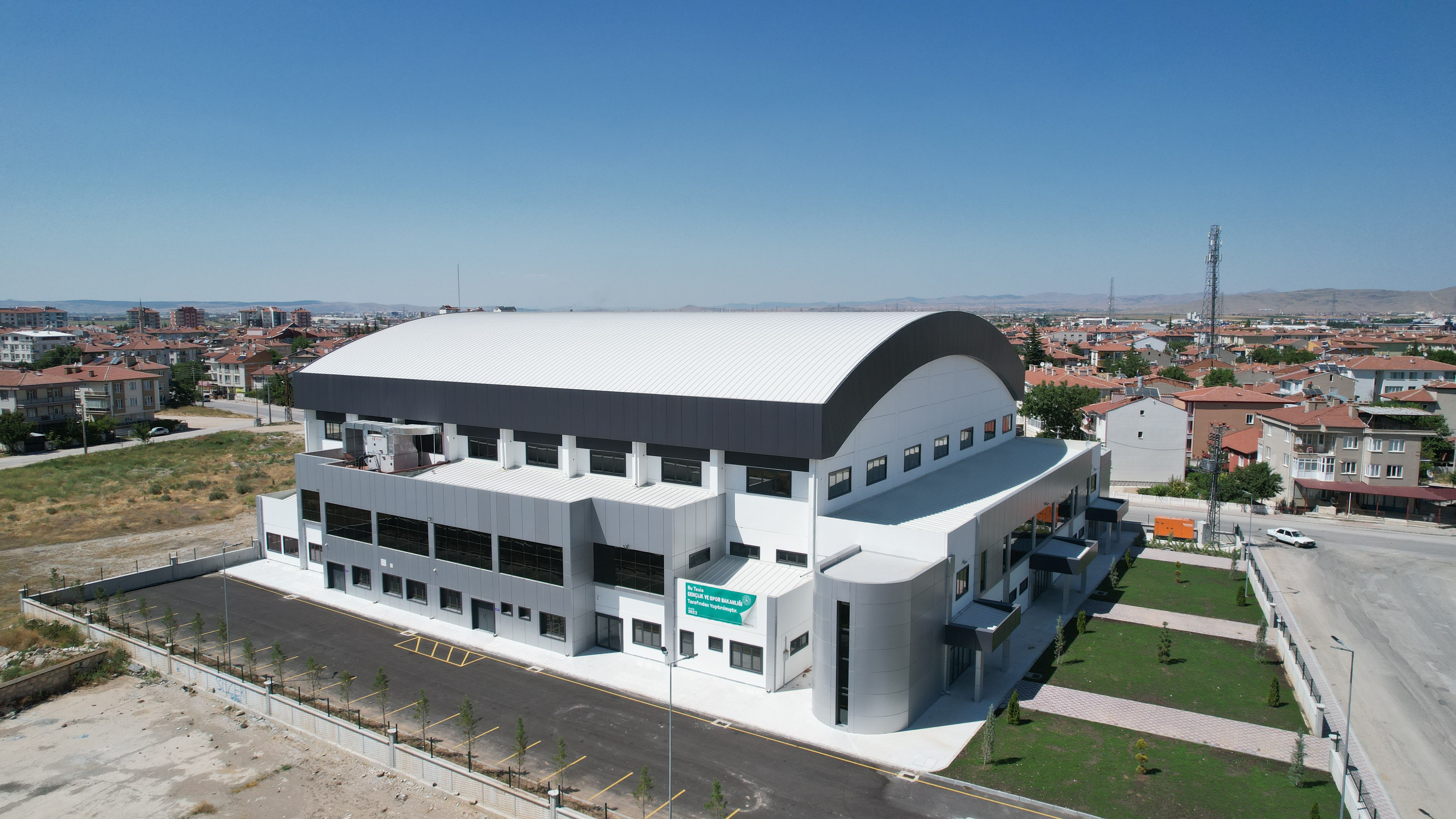 SAHİPATA SPOR SALONU GENÇLERİN HİZMETİNDE