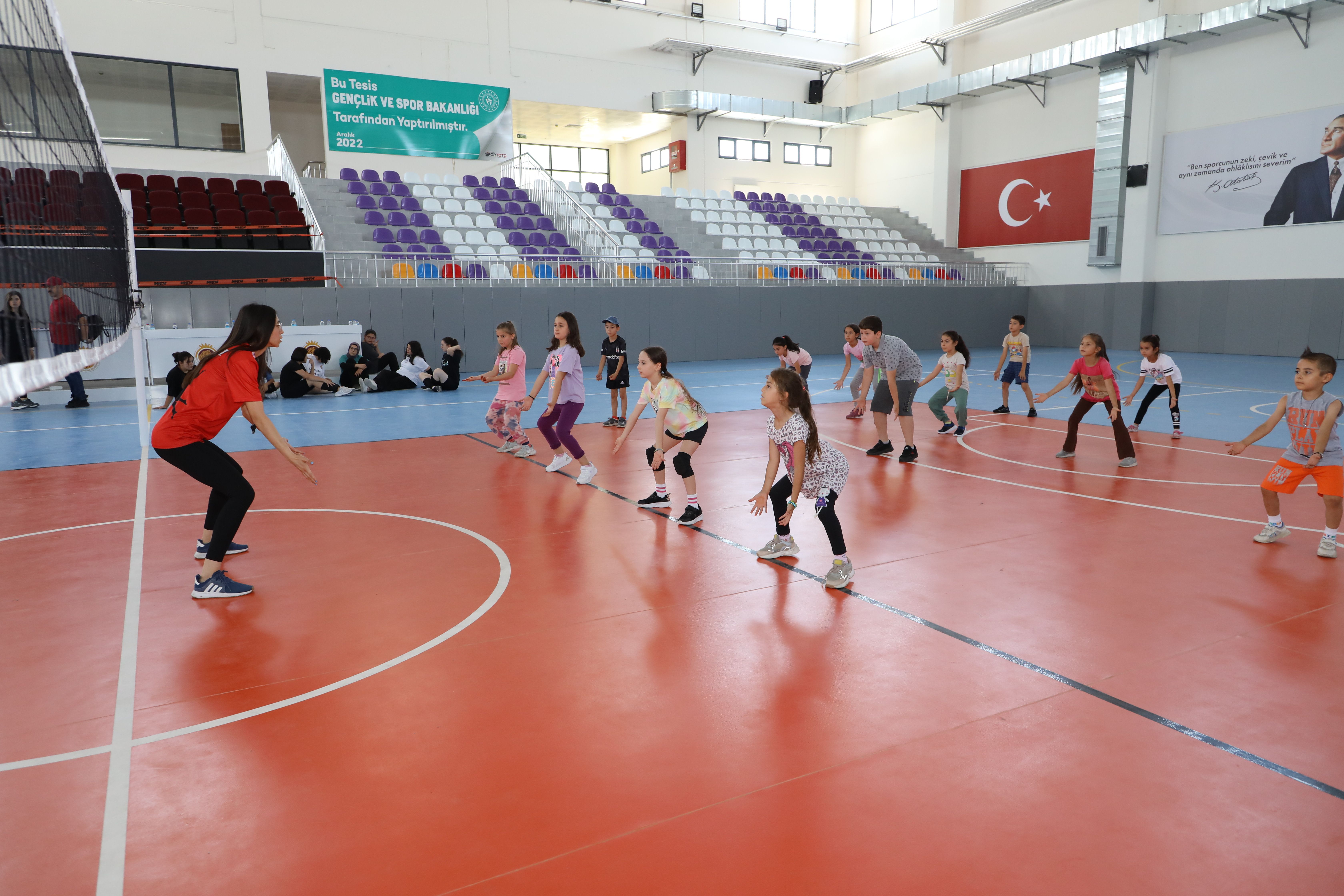 SAHİPATA SPOR SALONU GENÇLERİN HİZMETİNDE