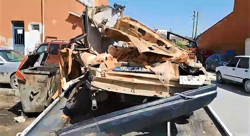 OTOMOBİL KAĞIT GİBİ EZİLDİ