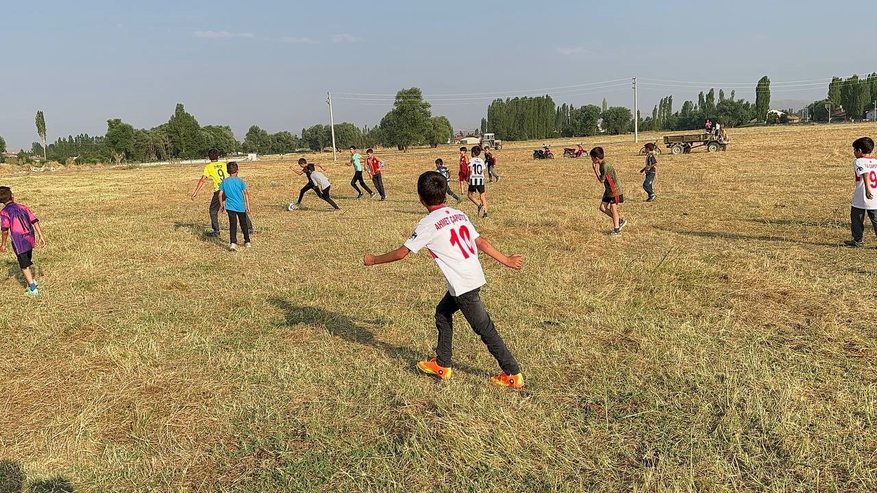 MİNİKLERİN TEK İSTEDİĞİ KÖYLERİNE HALI SAHA YAPILMASI