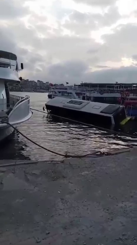 İETT OTOBÜSÜ DENİZE DÜŞTÜ