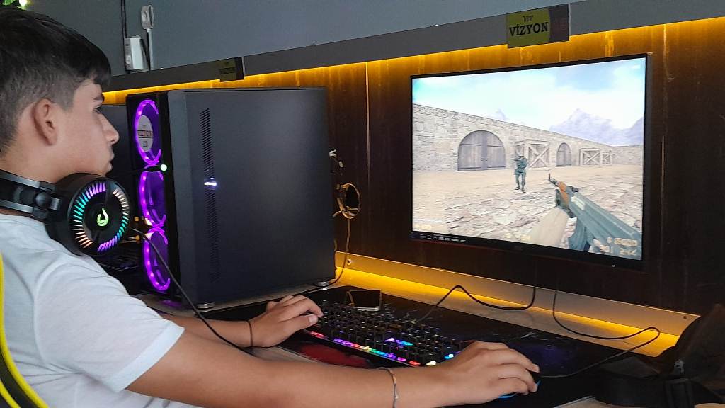 GENÇLERİN SOSYALLEŞME MEKÂNI ARENALARA DÖNÜŞTÜ