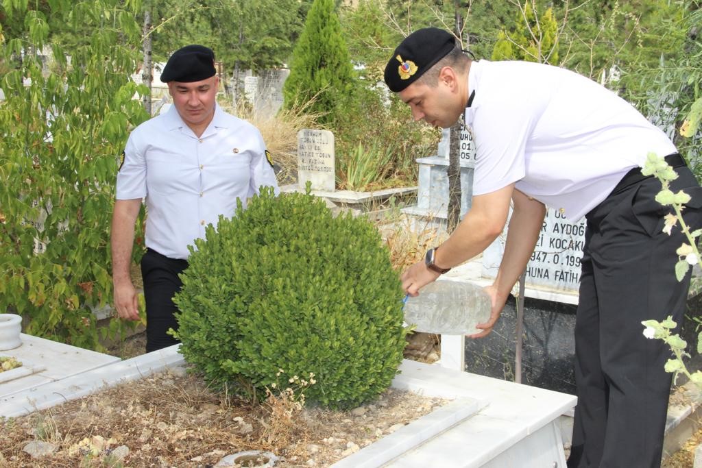 DEPREM ŞEHİDİ ASTSUBAY DUALARLA YAD EDİLDİ