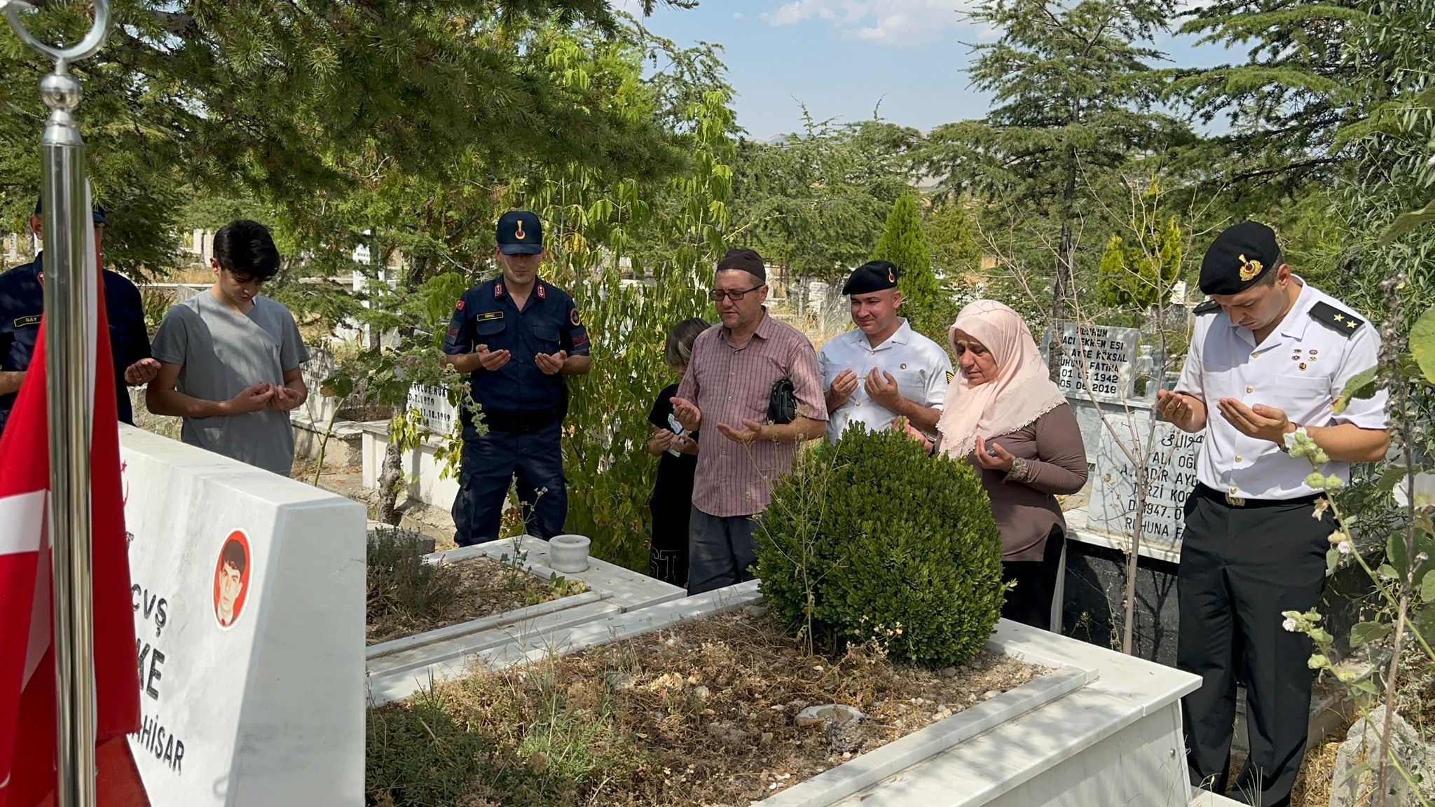 DEPREM ŞEHİDİ ASTSUBAY DUALARLA YAD EDİLDİ