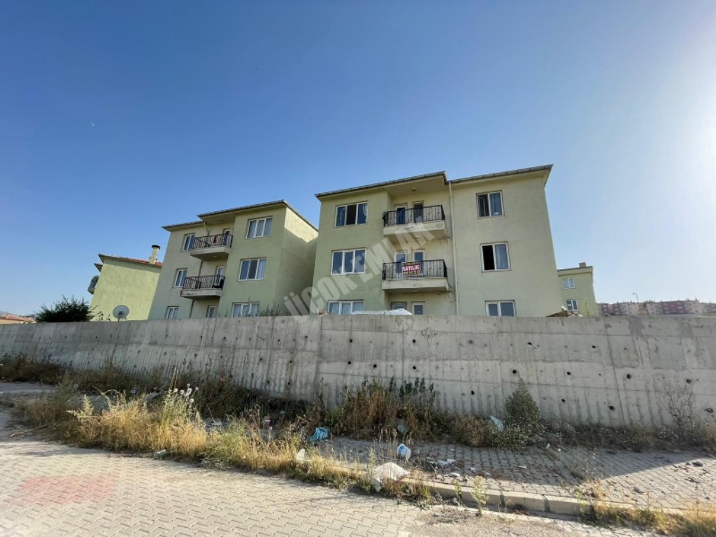 DEPREM EVLERİ SAHİPSİZ KALDI NE GELEN VAR NE GİDEN