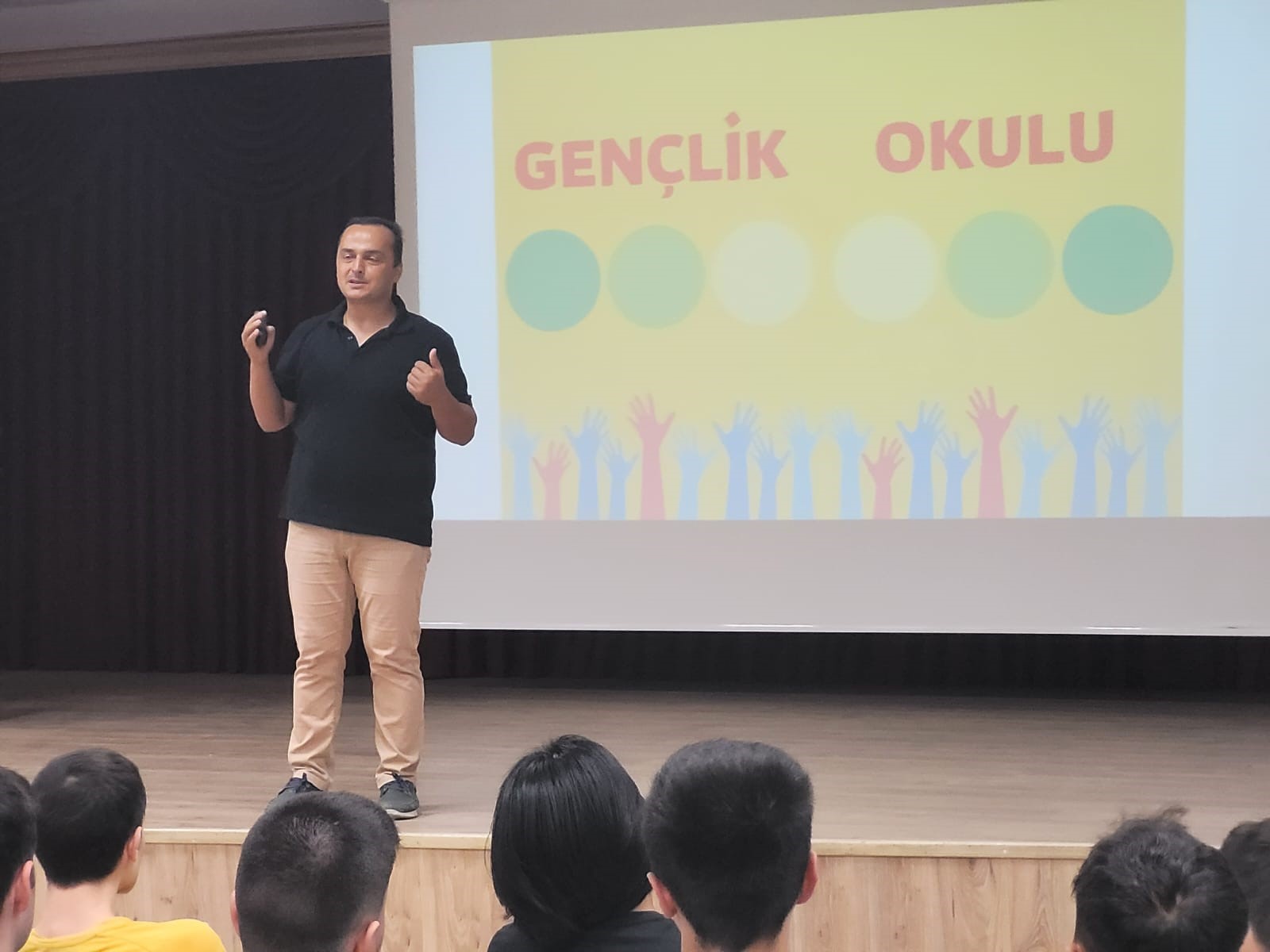 ‘GENÇLİK OKULU’ SEMİNERLERİ DEVAM EDİYOR